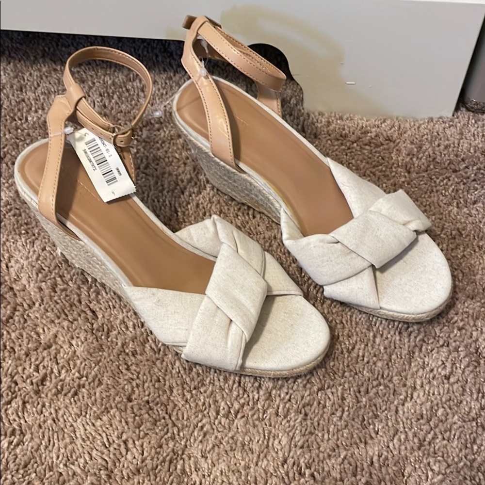 Old Navy Cream Tan Wedge knot Sandals with ankle straps 9